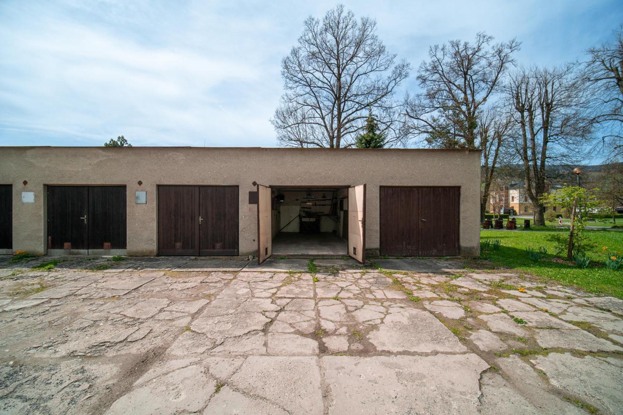 鲁纳德斯诺阿帕特曼酒店 Loučná nad Desnou 外观 照片